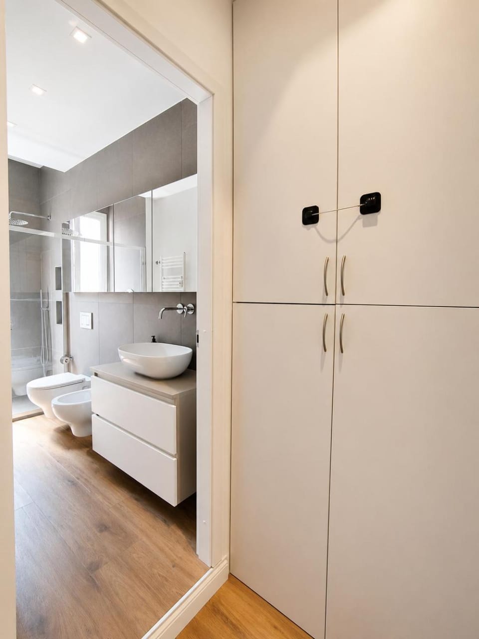 Bathroom, Photo of the whole room, towels, wardrobe