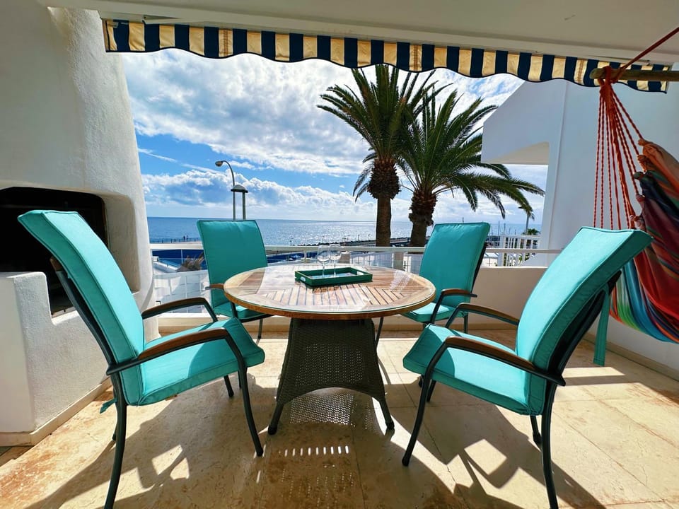 View (from property/room), Balcony/Terrace, Dining area, Sea view