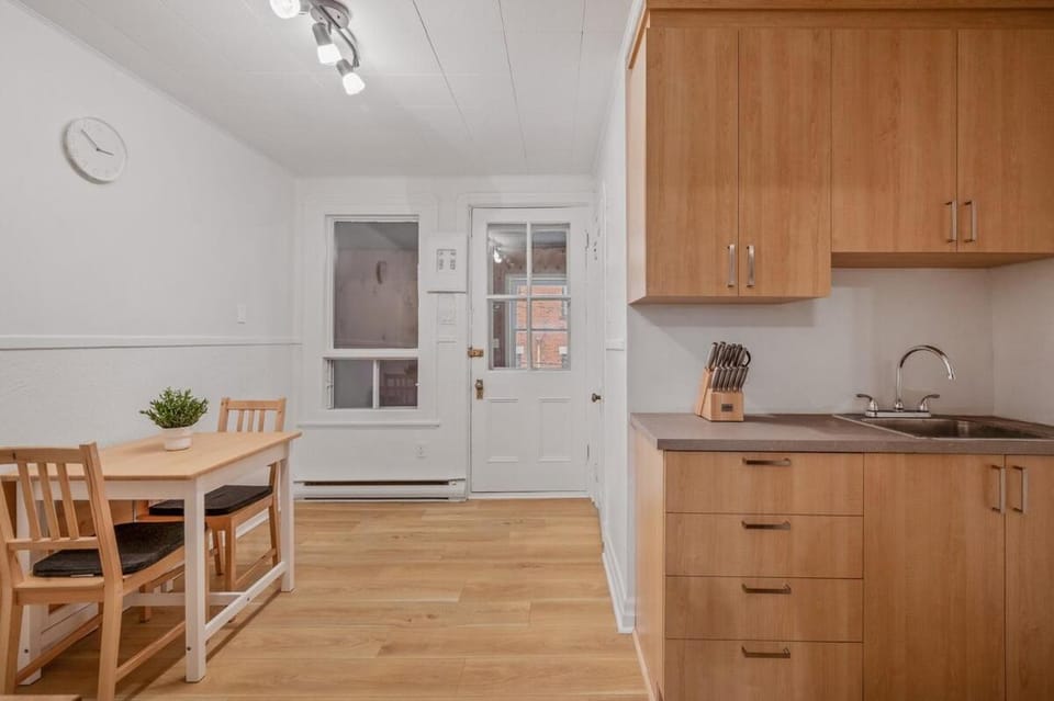 Kitchen or kitchenette, Dining area, stove