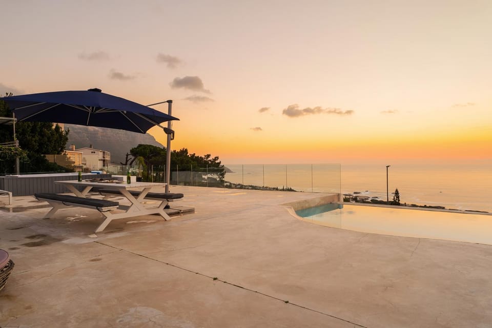 Spectacular Ocean & Mountain Views, Large Jacuzzi, 8 Bedrooms, 2 Pools - Two Views Villa Camps Bay Villa in Camps Bay
