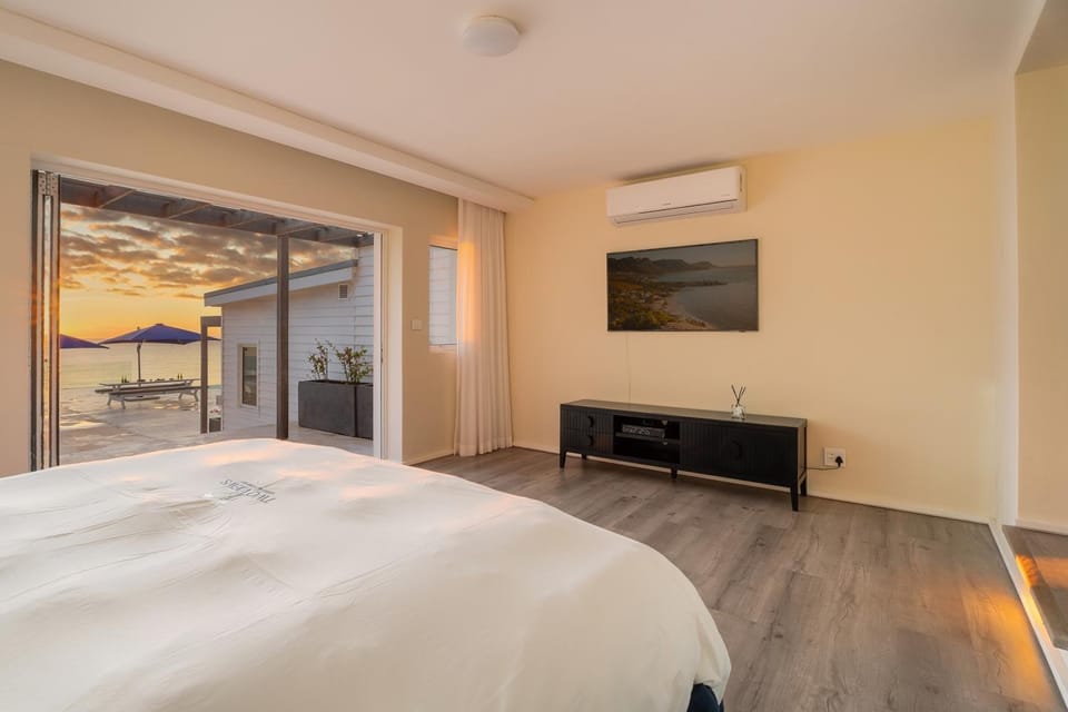 Spectacular Ocean & Mountain Views, Large Jacuzzi, 8 Bedrooms, 2 Pools - Two Views Villa Camps Bay Villa in Camps Bay