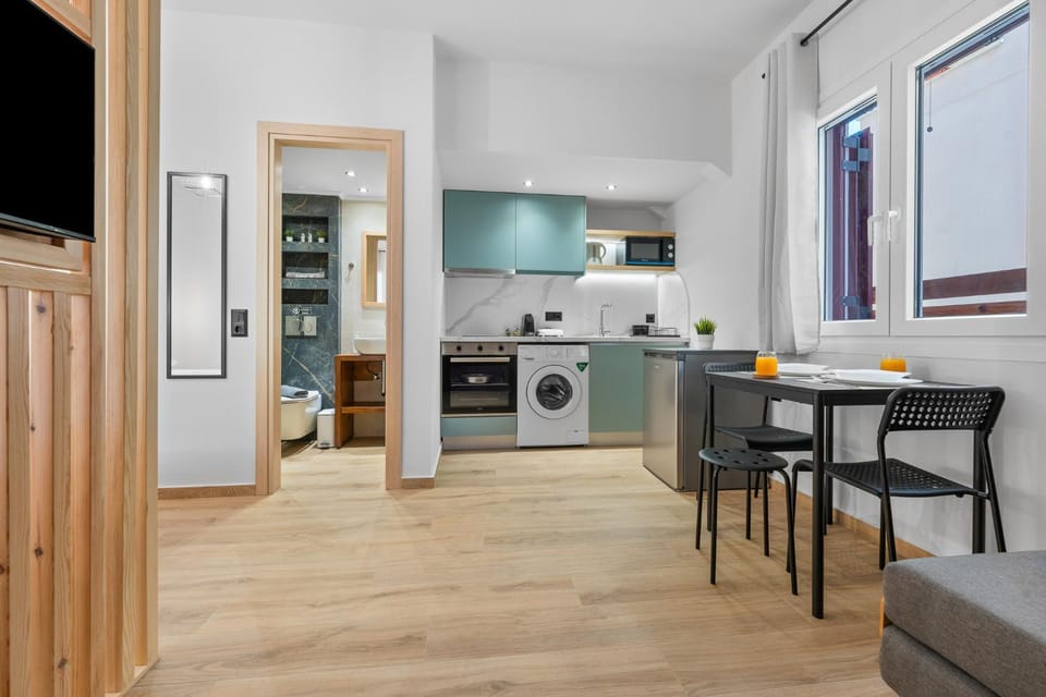 Kitchen or kitchenette, Dining area, oven, washing machine