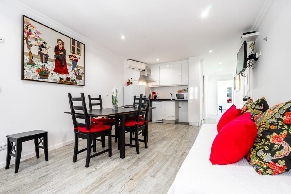 Kitchen or kitchenette, Seating area, Dining area