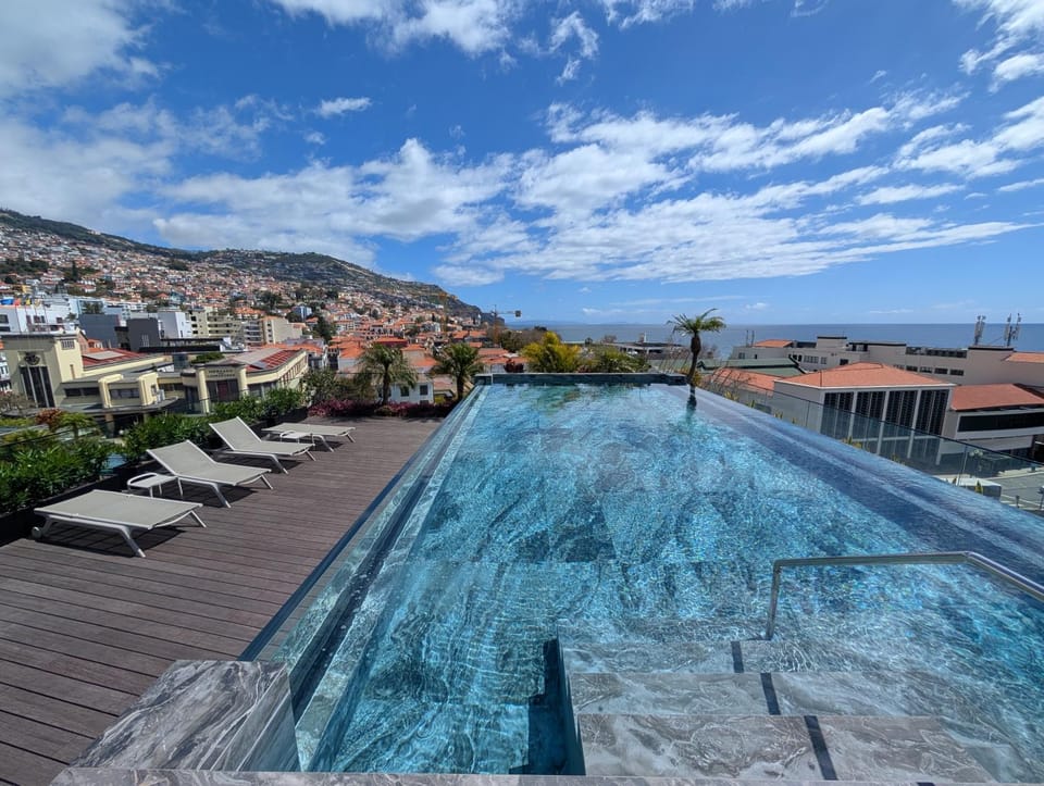 Property building, Nearby landmark, Day, Mountain view, Pool view, Sea view, Swimming pool, sunbed