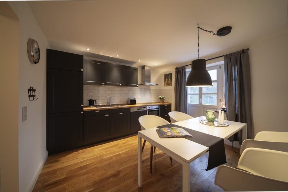 Kitchen or kitchenette, Dining area, stove