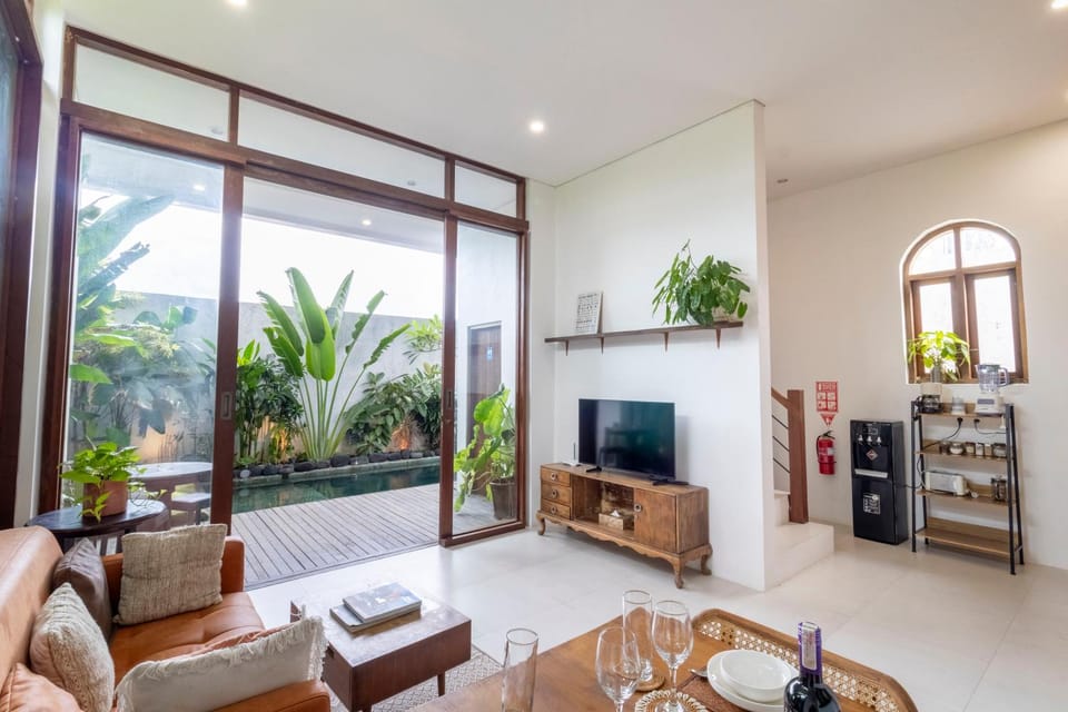 Property building, Communal lounge/ TV room, TV and multimedia, Living room, Dining area, Swimming pool, kitchen