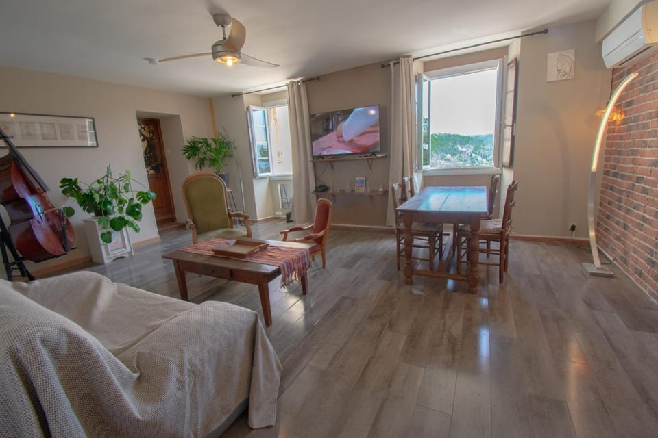 TV and multimedia, Living room, Seating area, Dining area