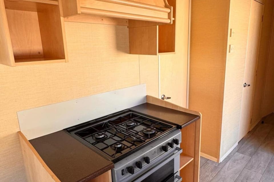 3 Bed Caravan - Side gated decking WiFi Pets Chalet in Towyn