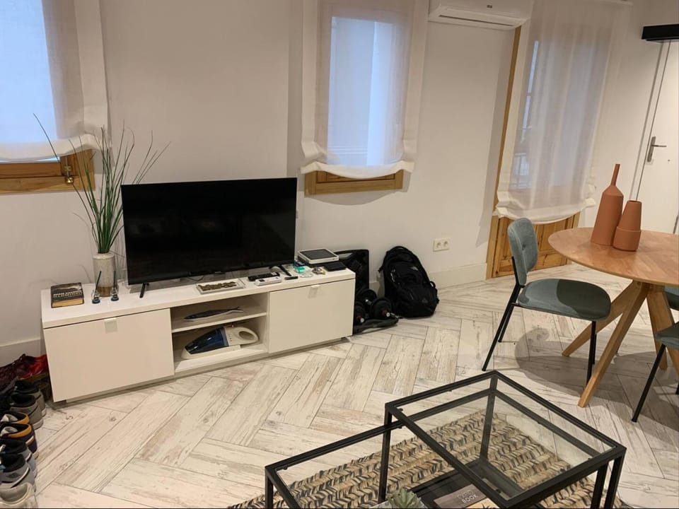 Modern & cozy 1 bedroom apartment in Malasaña Apartment in Centro