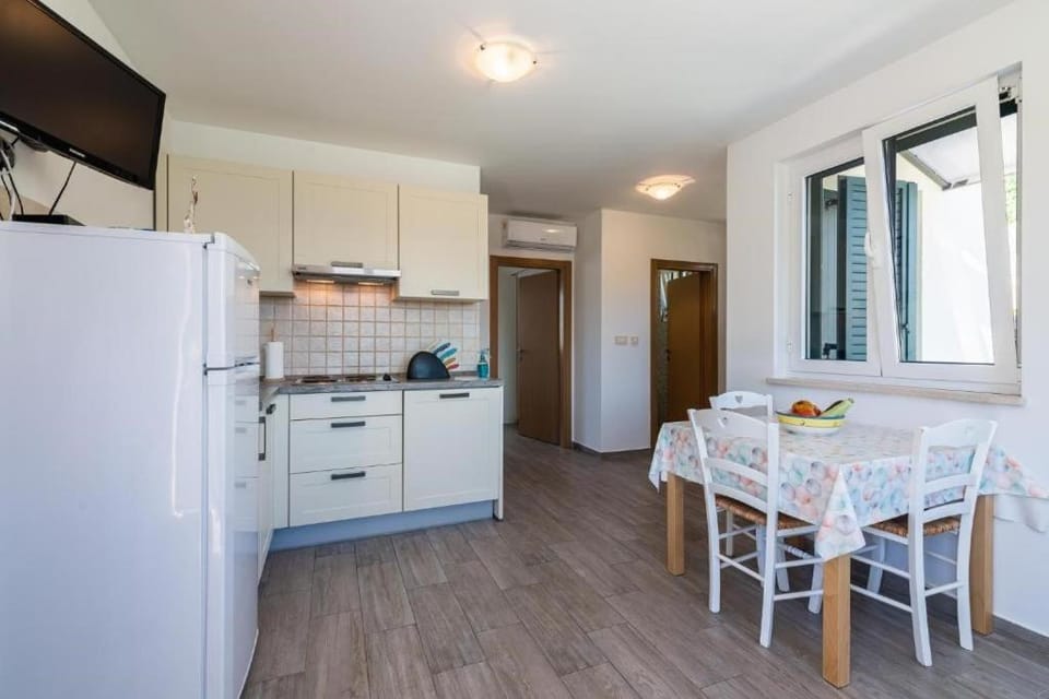 Kitchen or kitchenette, Dining area, air conditioner