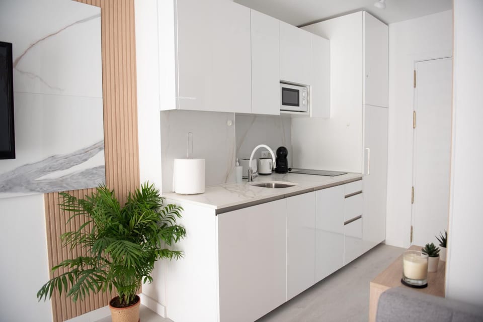 Coffee/tea facilities, Kitchen or kitchenette, stove