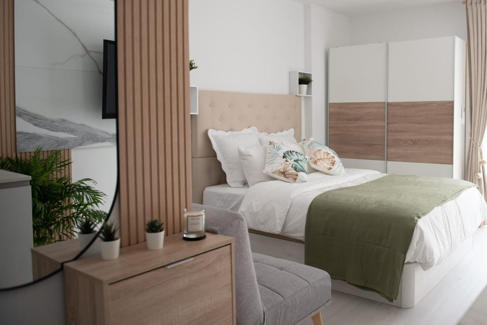 Bed, TV and multimedia, Photo of the whole room, Bedroom