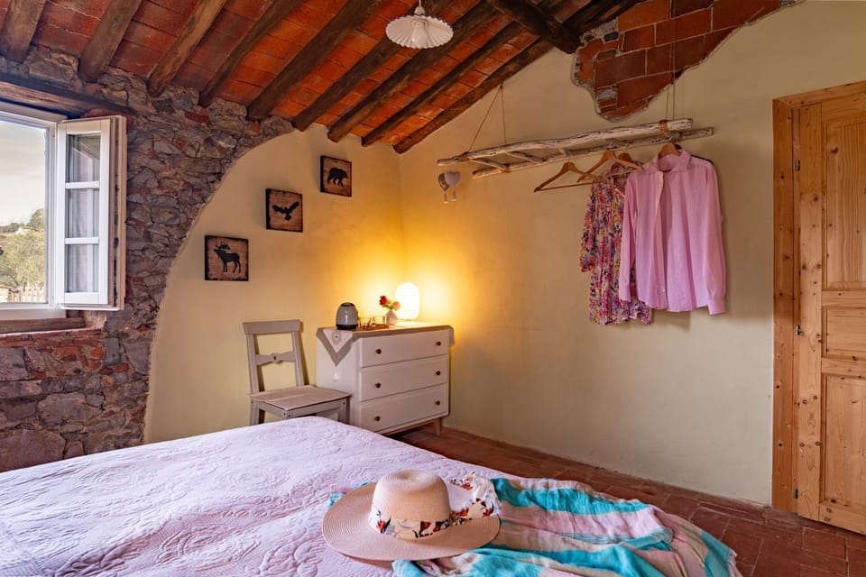 Bed, Photo of the whole room, towels, wardrobe