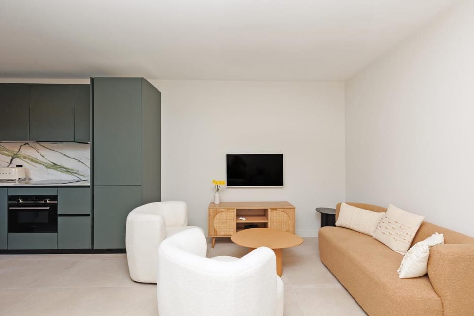 TV and multimedia, Kitchen or kitchenette, Living room, Seating area