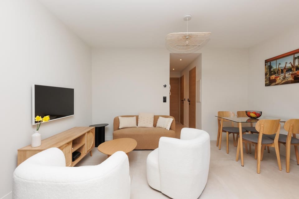 TV and multimedia, Living room, Seating area, Dining area