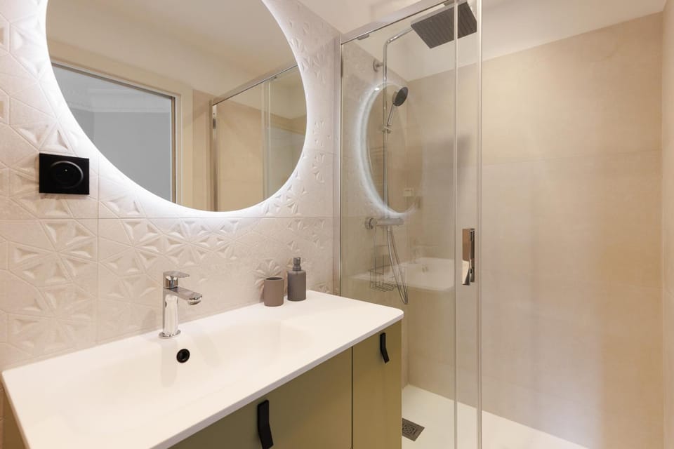 Shower, Bathroom, hair dryier, towels