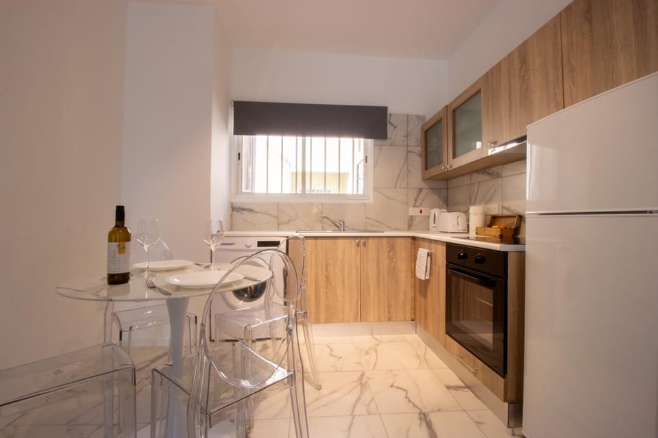 Kitchen or kitchenette, Dining area, oven, stove