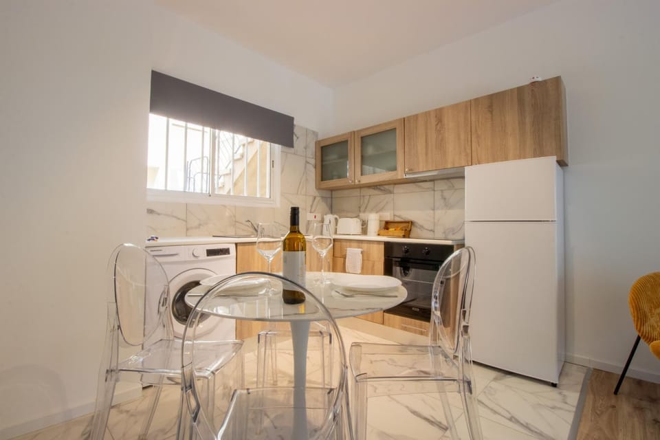 Kitchen or kitchenette, Dining area, oven, stove