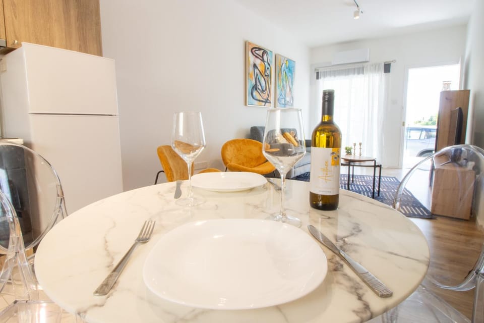 Kitchen or kitchenette, Living room, Food and drinks, Dining area, Drinks