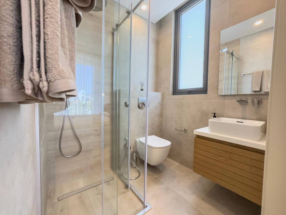 Shower, Toilet, Bathroom, towels