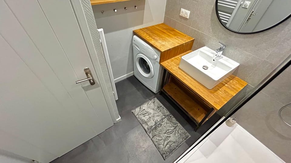 Bathroom, washing machine