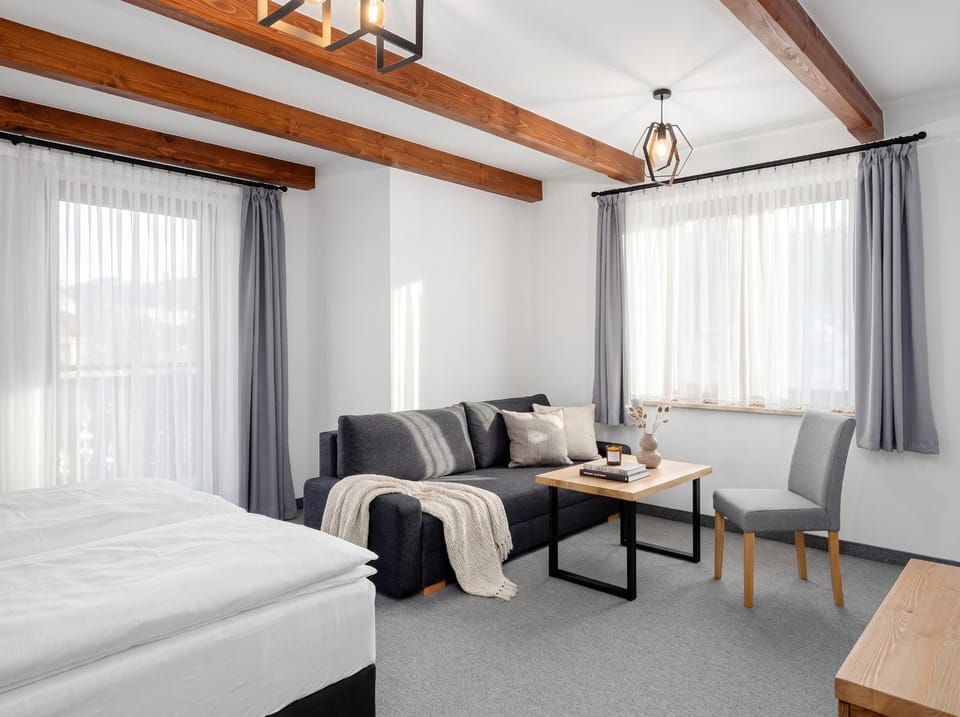 Bed, Living room, Photo of the whole room, Seating area, Dining area, Bedroom