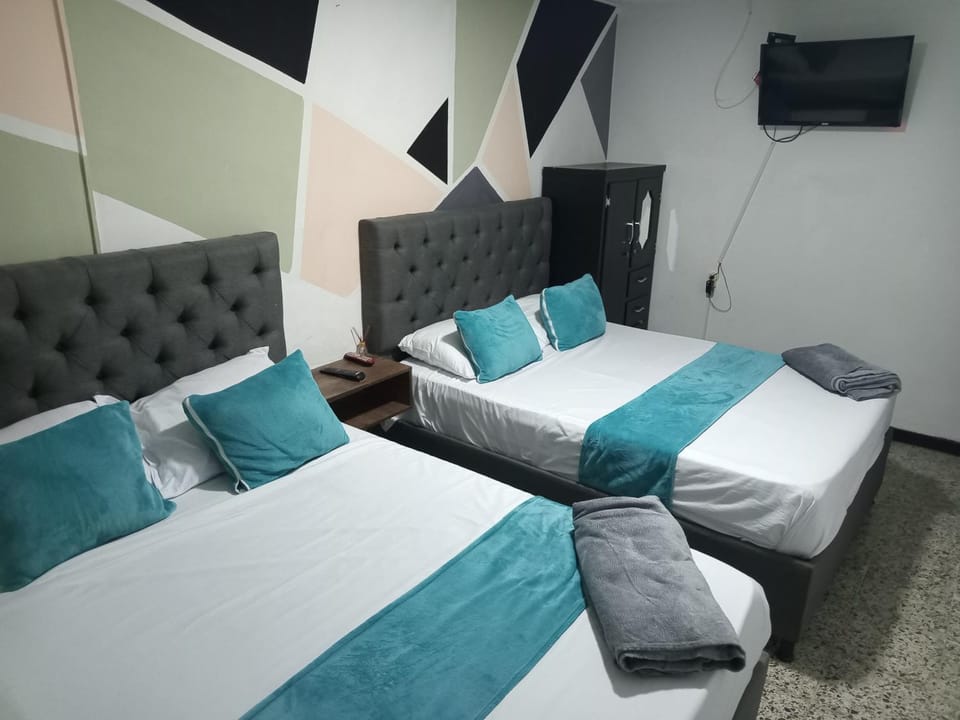 Bed, TV and multimedia, Photo of the whole room, Bedroom