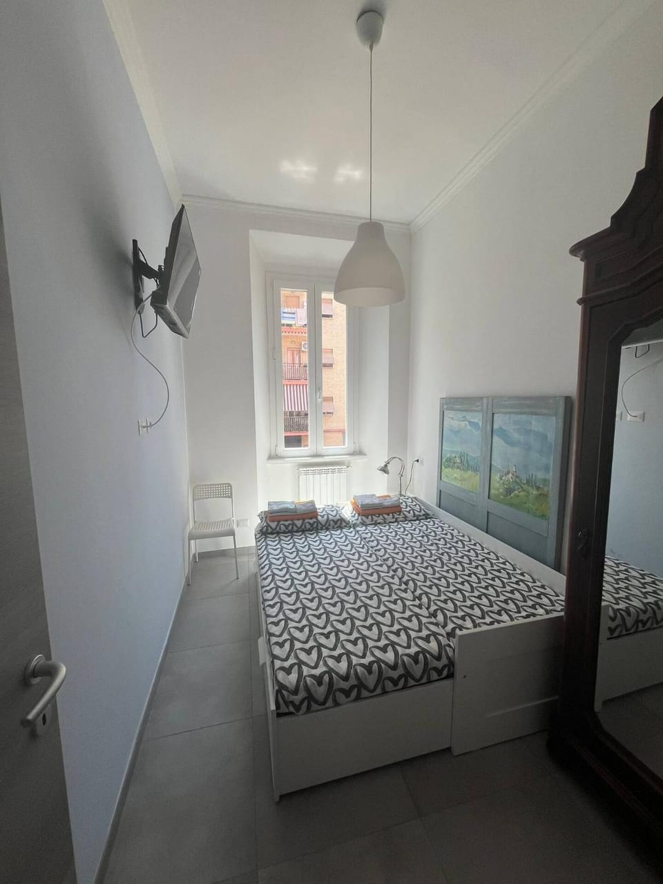 Bed, TV and multimedia, Photo of the whole room, Bedroom