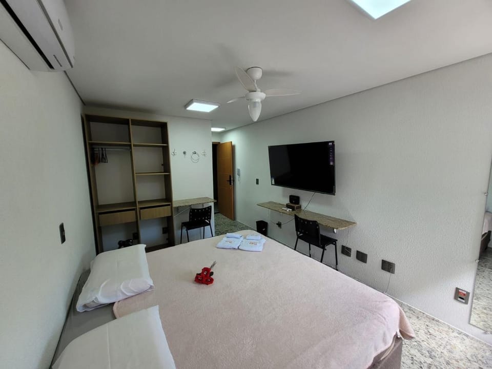Bed, TV and multimedia, Photo of the whole room, Bedroom