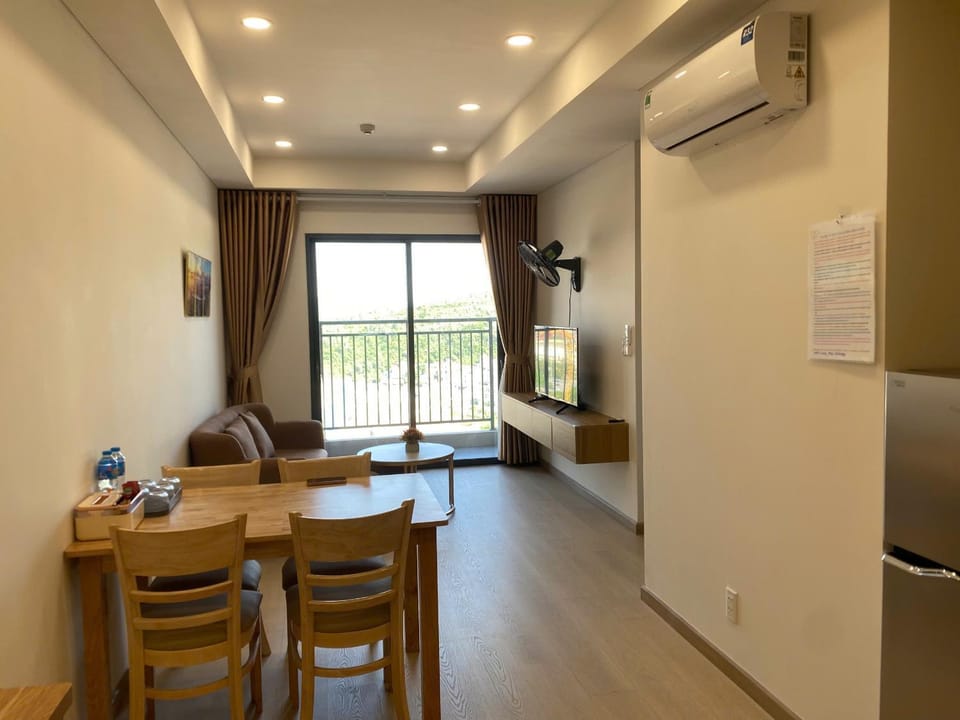 Communal lounge/ TV room, TV and multimedia, Living room, Seating area, Dining area, Evening entertainment, air conditioner