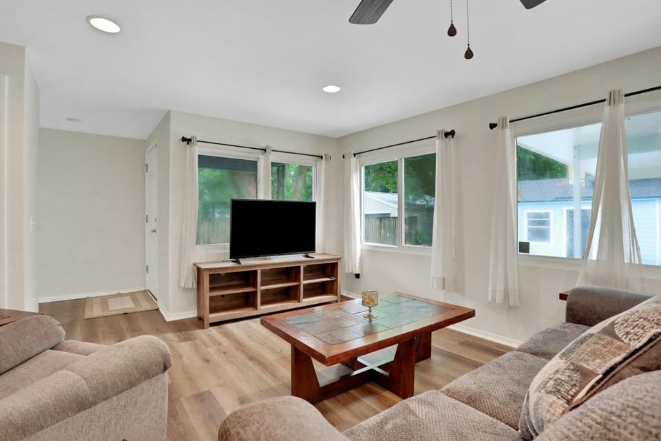 Communal lounge/ TV room, TV and multimedia, Living room, Seating area, Evening entertainment