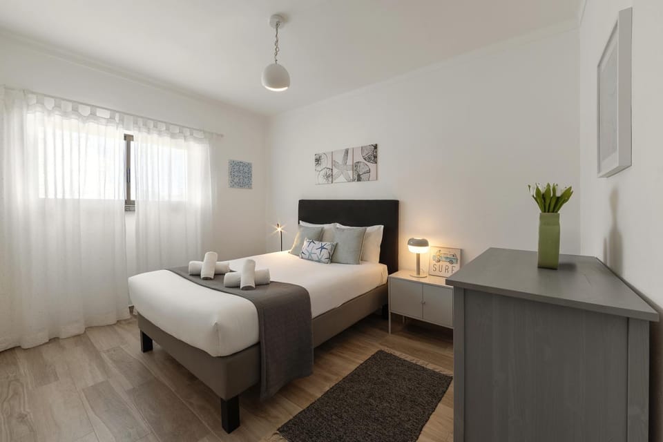 Bed, Bedroom, towels