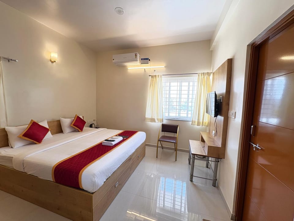 Bed, TV and multimedia, Photo of the whole room, Bedroom, wardrobe, air conditioner