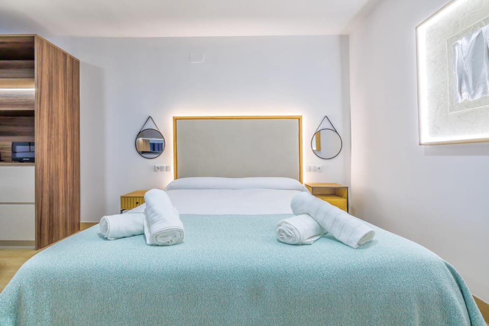 Bed, Bedroom, towels