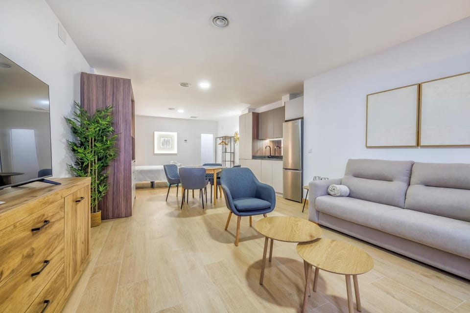 TV and multimedia, Kitchen or kitchenette, Living room, Seating area, Dining area