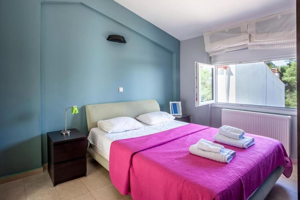 Photo of the whole room, Bedroom