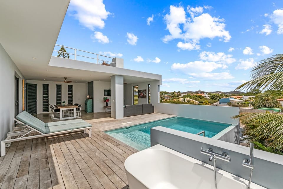 Patio, Balcony/Terrace, Swimming pool, Bath, sunbed