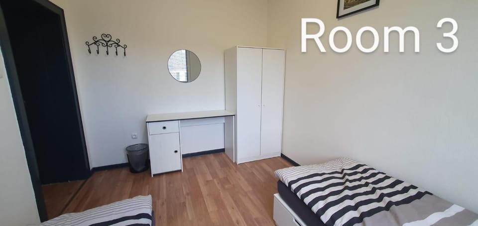 Zimmer 3 von 3 mit Gemeinschaftsbad-Küche, 30min Köln Messe Bahnhof, 5min Leverkusen Bahnhof Zentrum Apartment in Leverkusen