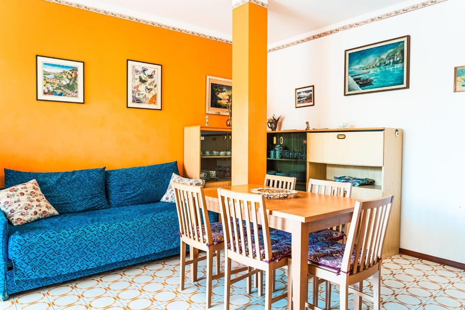 Living room, Decorative detail, Dining area