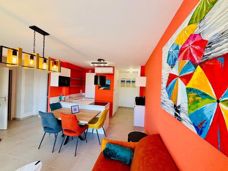 TV and multimedia, Living room, Seating area, Dining area