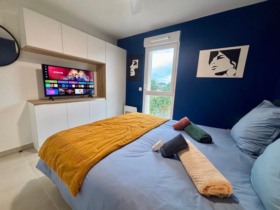 Bed, TV and multimedia, Bedroom, towels