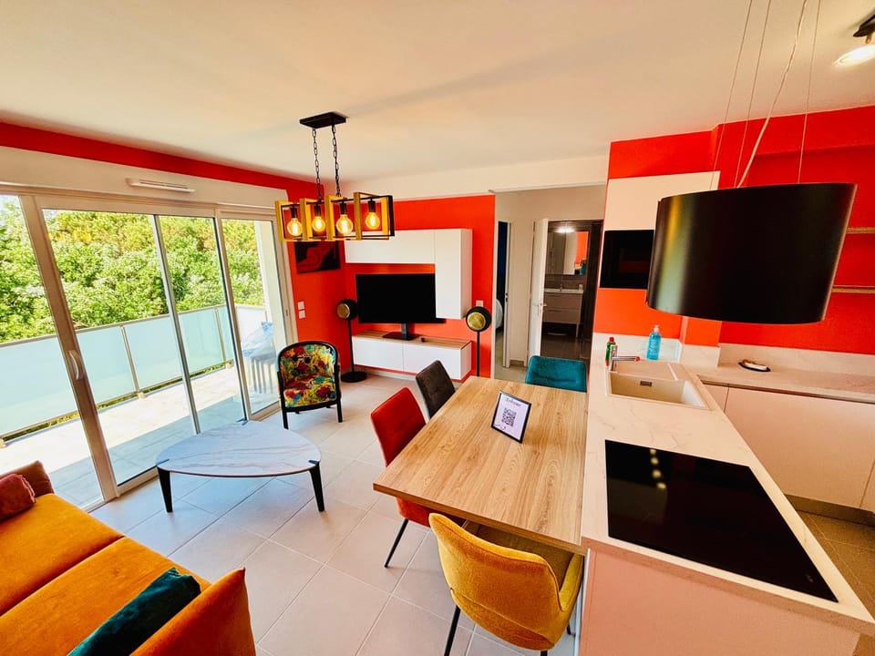 TV and multimedia, Living room, Seating area, Dining area