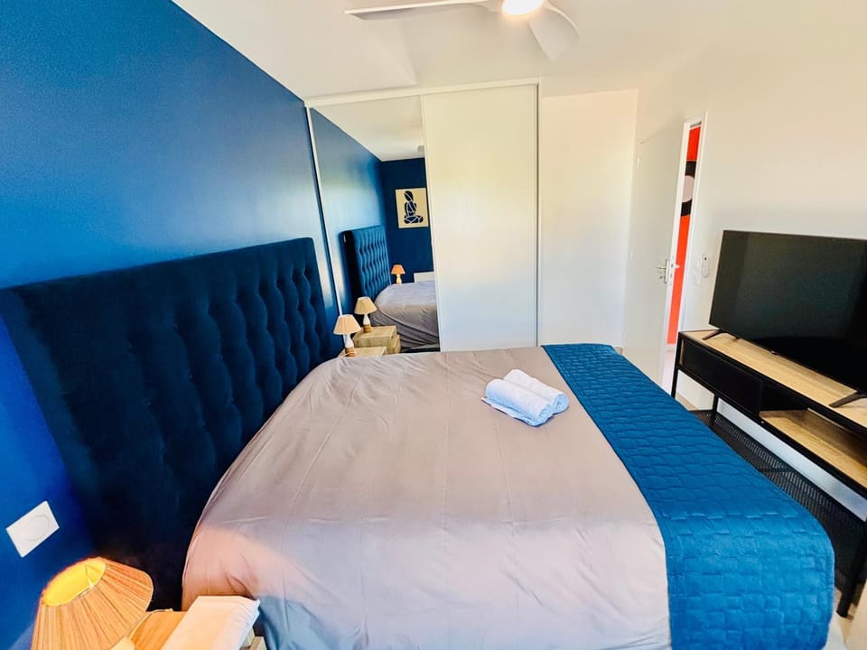 Bed, TV and multimedia, Photo of the whole room, Bedroom, towels
