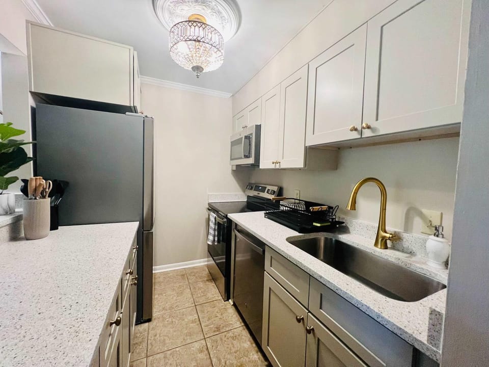 Lakefront Condo - King Bed Full Kitchen House in Auburn