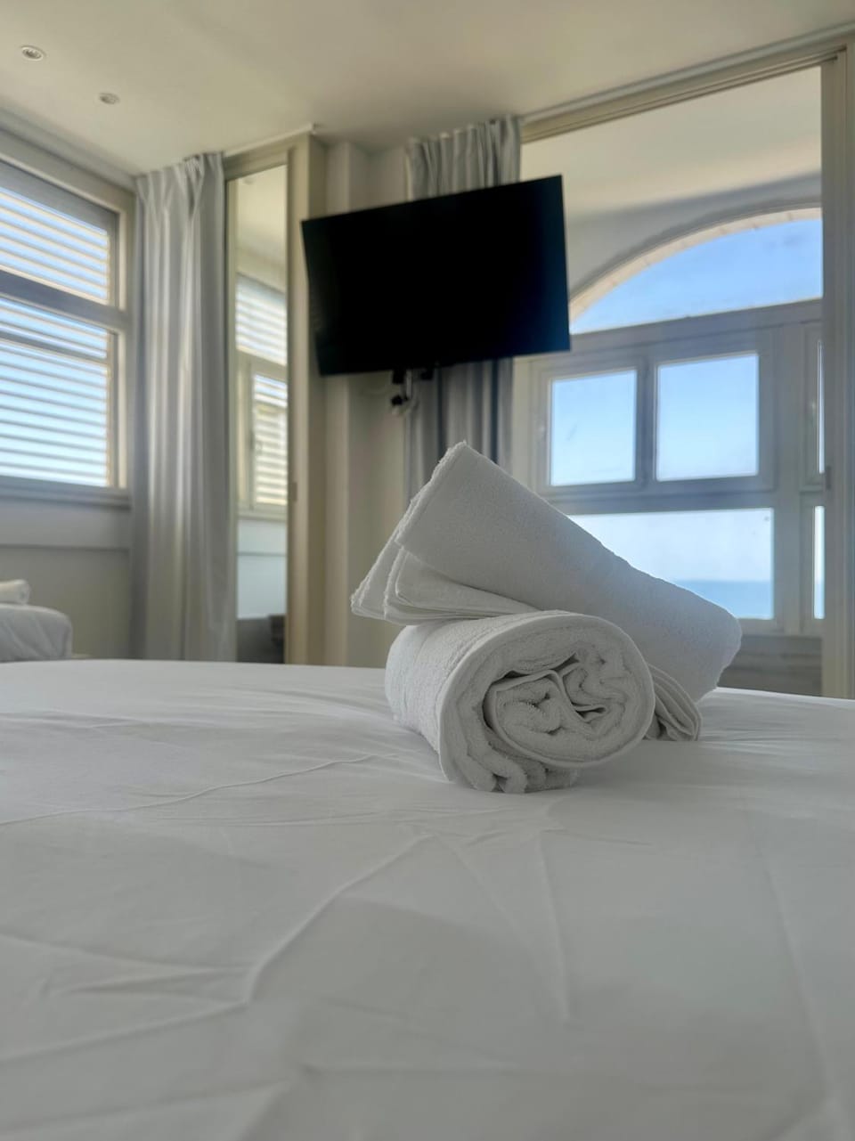 Bed, Natural landscape, TV and multimedia, Photo of the whole room, Evening entertainment, Bedroom, towels