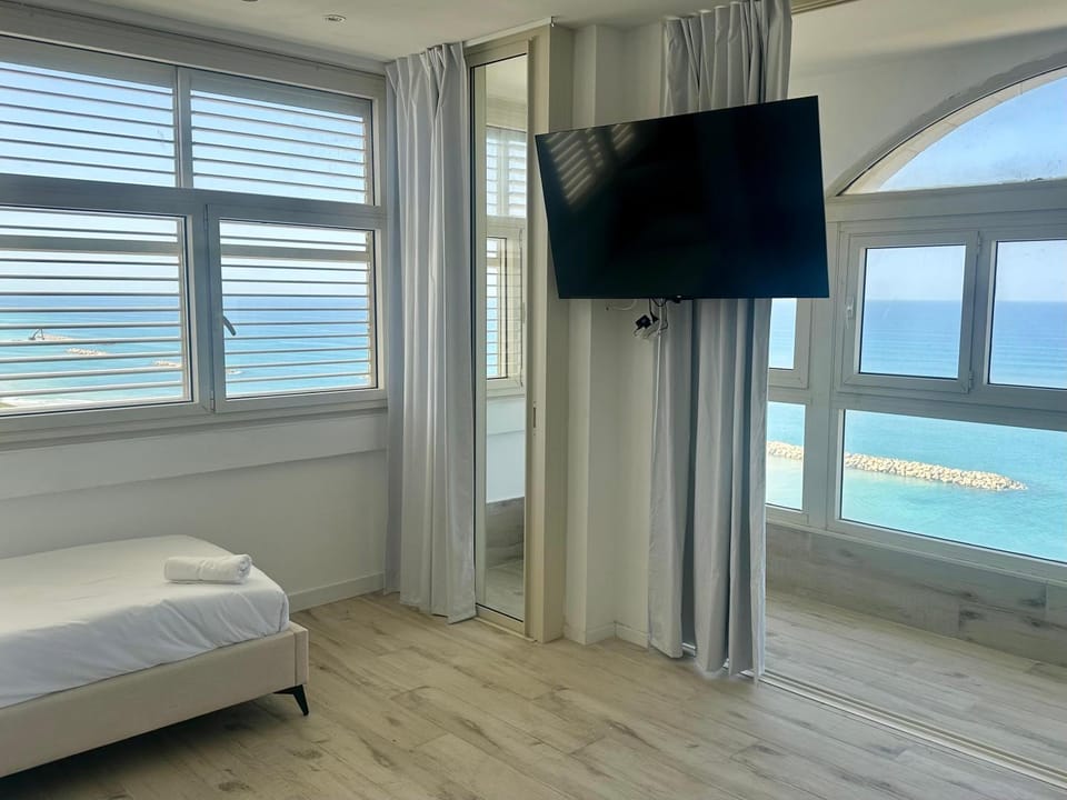 Bed, Natural landscape, TV and multimedia, Photo of the whole room, Evening entertainment, Bedroom, Sea view