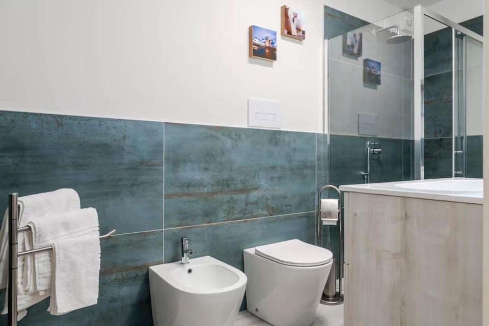 Shower, Toilet, Bathroom, bidet, towels