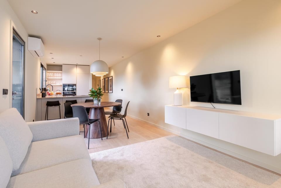 TV and multimedia, Kitchen or kitchenette, Living room, Dining area, oven