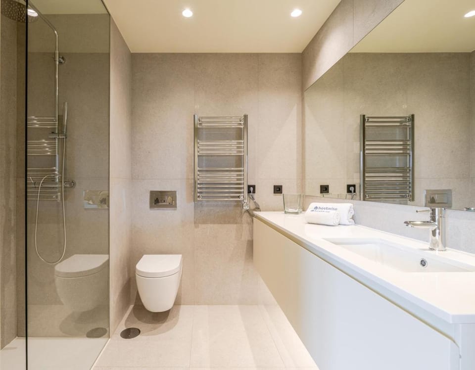 Shower, Toilet, Bathroom, towels