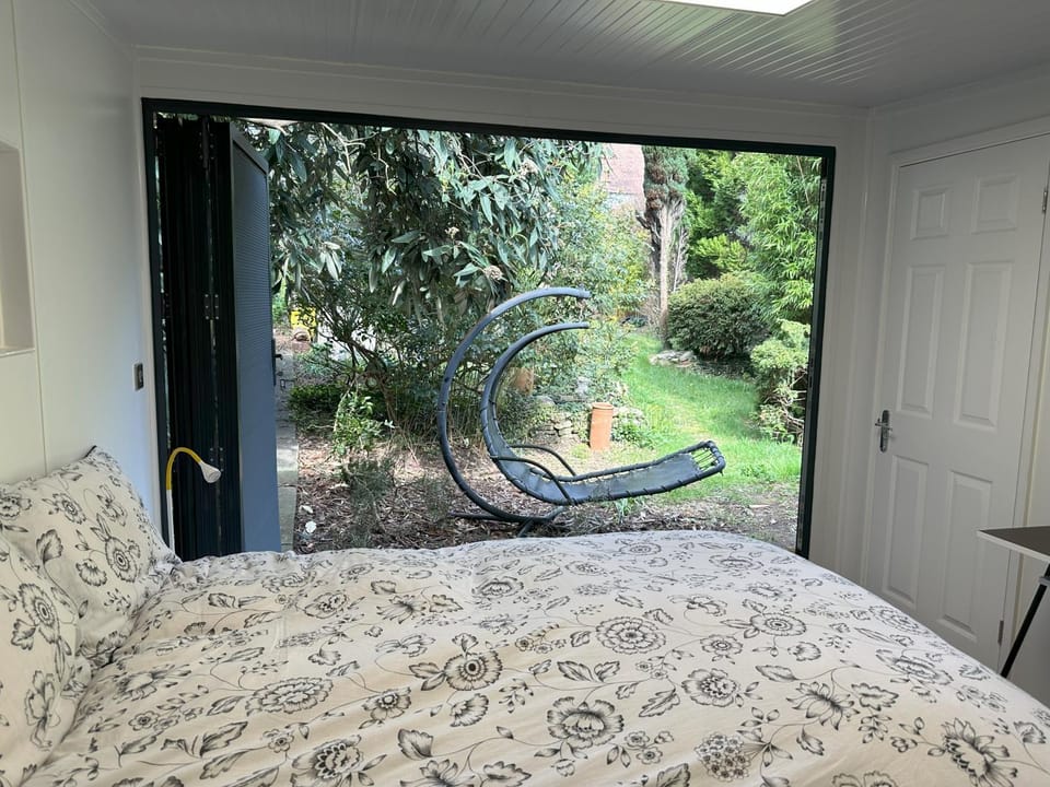 Bed, Bedroom, Garden view